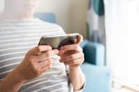 家で動画を観ていたら、突然音が消えた！なぜ？（starmix/stock.adobe.com）※画像はイメージです