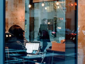 声だけのつながりで7年間。会わずにいる私たちのちょうどいい距離感