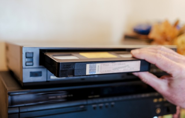 レトロ家電のVHSデッキ※画像はイメージです（Digito Pitoresco/stock.adobe.com）