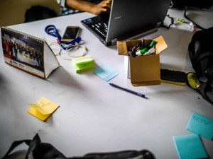 ごちゃごちゃのテーブルはわたしの心。モノより知識を積み重ねたい