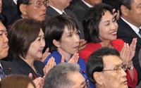自民党総裁選の決選投票の結果を聞く（左から）生稲晃子参院議員、高市早苗氏、松島みどり元法相＝2025年10月4日、東京・永田町の党本部（写真提供・共同通信社）