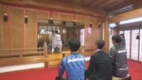 必勝を祈願する木山監督ら