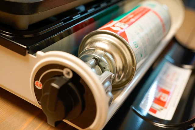 カセットボンベはカセットこんろから取り外しておこう※画像はイメージです（崇正 魚谷/stock.adobe.com）