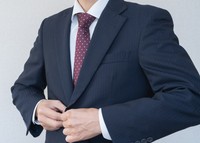 スーツ姿の男性※画像はイメージです（aomas/stock.adobe.com）