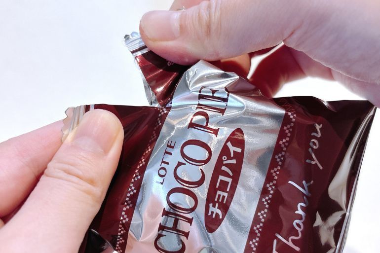 こんな開け方があったのか！ チョコパイを「無傷で取り出す」意外な