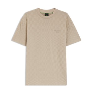 ポルシェのデザインヘリテージをモダンに昇華した、ボスのTシャツ。