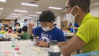 カラフルな人工イクラをどう作る？　小学生と保護者が学ぶ実験工作室　岡山市