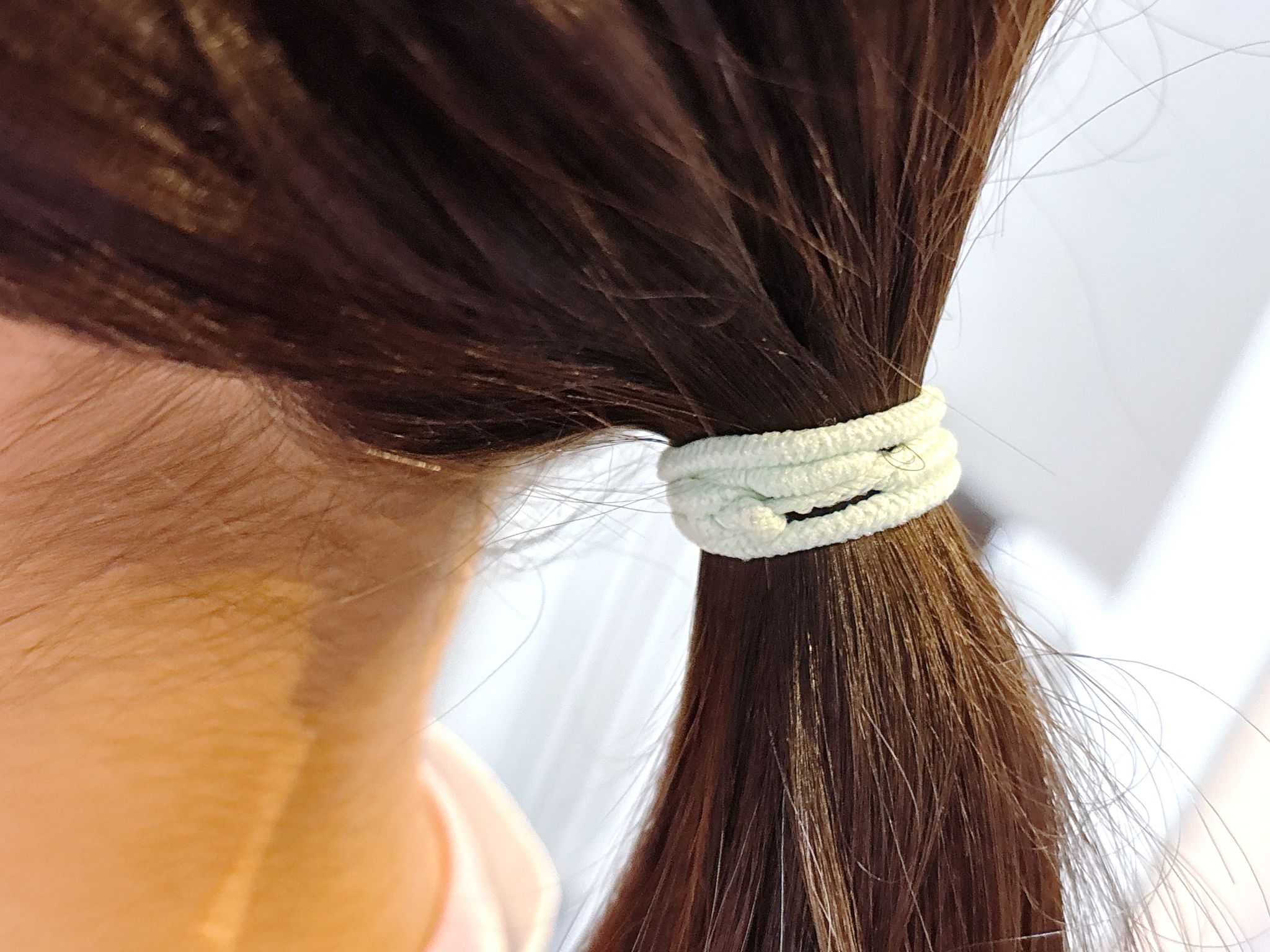 普通に髪をしばらないで！ 跡が残らない「ヘアゴムの結び方」とは