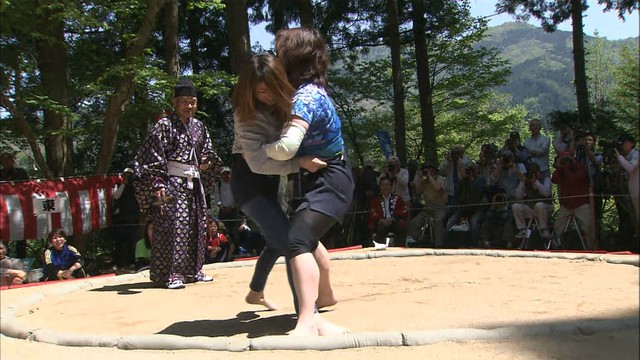 大相撲は「女人禁制」？一方 こっちは女性のための相撲大会　岡山・鏡野町