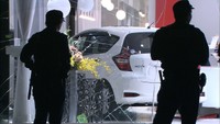 クリーニング店に車が突っ込み女性客がけが「アクセルとブレーキ踏み間違え」香川・観音寺市
