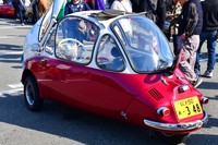 前二輪、うしろ一輪の三輪車。フロントが開いて乗り降りします。