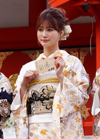 絵馬に「記憶」と記した生見愛瑠