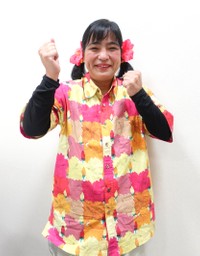 沖縄出身スター・具志堅用高をイメージしてポーズを決めた宮川たま子