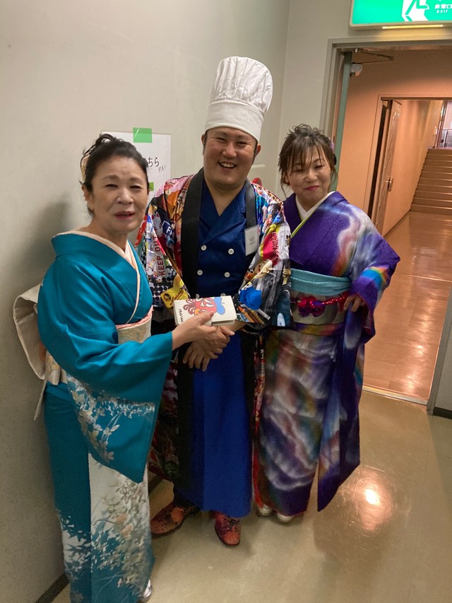 出演を待つ奏みち子（右）と西ルリエ（左）