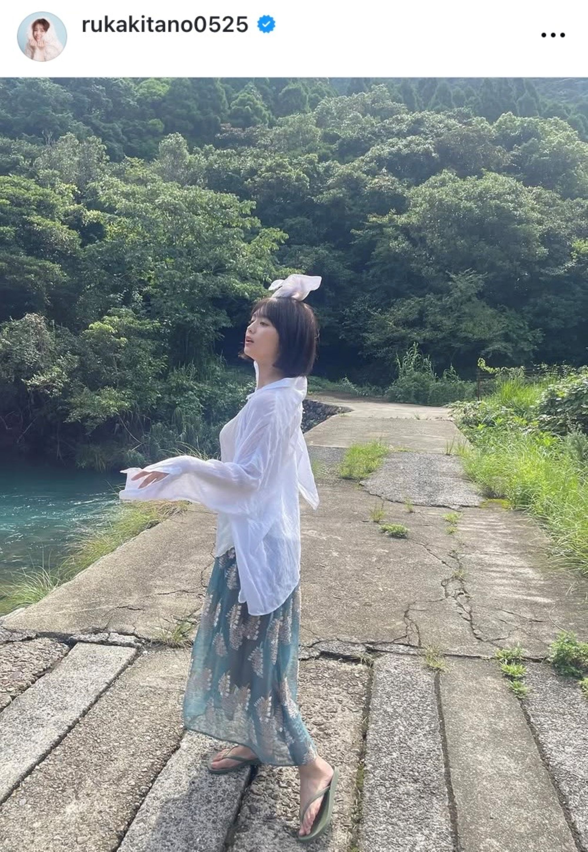 スケスケ」元SKE・北野瑠華 大自然に舞う“白キャミ絶景”に反響「五島の