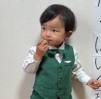 正装の男の子、入園式かと思いきや…！？（提供：@fkzwgmさん）
