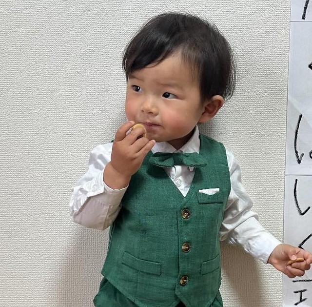 正装の男の子、入園式かと思いきや…！？（提供：@fkzwgmさん）
