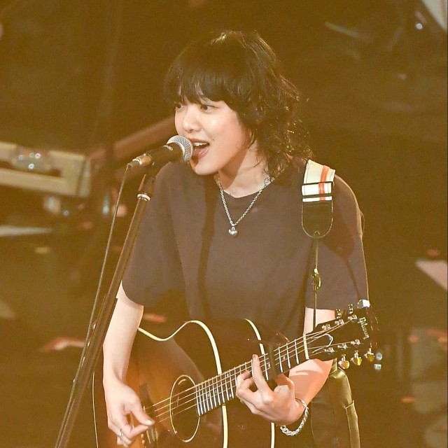 春画の愛好家であることを公言しているシンガー・ソングライター、あいみょん