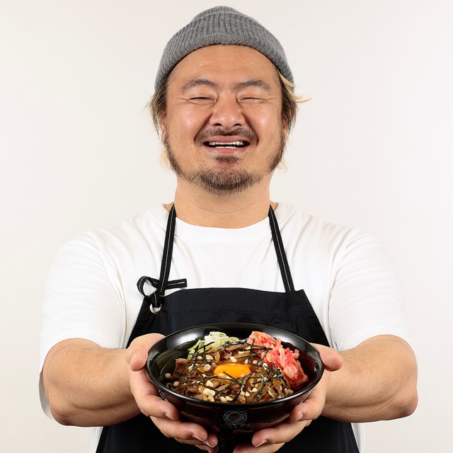 監修した富士そばメニューをアピールする鳥羽周作さん（名代富士そば提供）