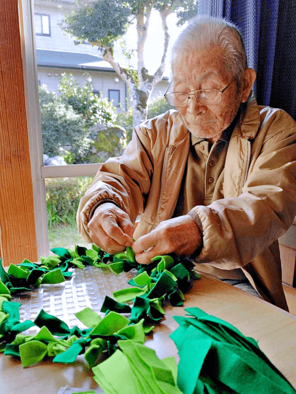 テラゾーくんのために「ノーズワークマット」を作るじぃじテラゾーくん（画像提供：テラゾーさん）