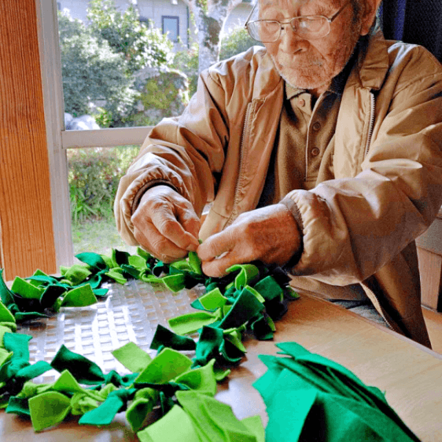 テラゾーくんのために「ノーズワークマット」を作るじぃじテラゾーくん（画像提供：テラゾーさん）