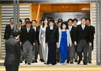 任命式と認証式を終え、記念撮影に挑む高市早苗首相（前列中央）と閣僚ら＝21日