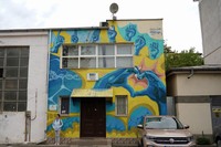 建物の側面に描かれた「空気をきれいにする壁画」=2024年4月25日、ルーマニア北部バカウ、荒ちひろ撮影