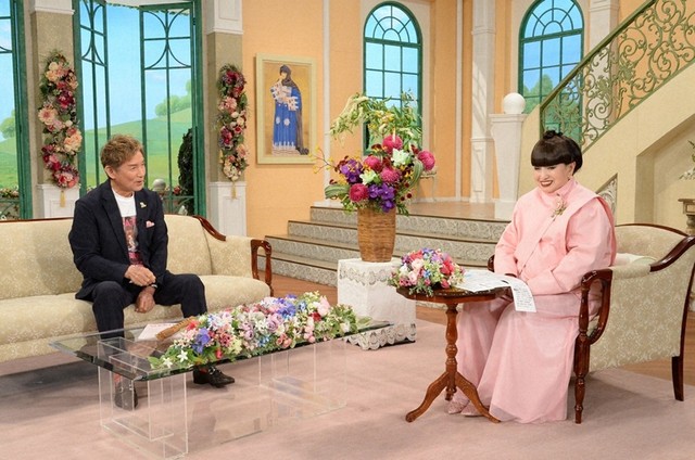 黒柳徹子さん（右）とトークを繰り広げる田中健さん
