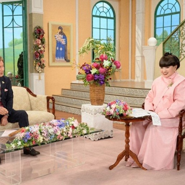 黒柳徹子さん（右）とトークを繰り広げる田中健さん