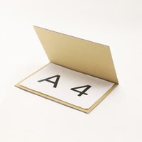 クリアファイルを挟んで簡単に送れる「ペッタンコ 2つ折りダンボール板」。フリマアプリでの発送やグッズ交換に便利と同人界隈などで人気を集めている