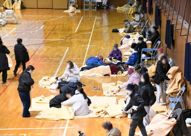 パイプ椅子、毛布を貸し出し：海上自衛隊第2航空群　公式X