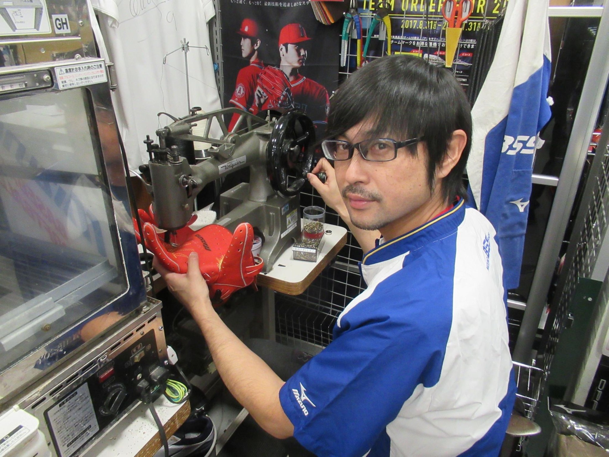 96年広島ドラ1右腕・長谷川さん、グラブ修理のスペシャリストに「野球