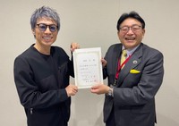 姫路市の清元秀泰市長（右）から「姫路ふるさと大使」の任命状を受け取ったタレントの田村淳さん（姫路市提供）