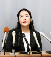 兵庫県知事選を巡る不適切投稿問題を受け、会見する高見千咲市議＝姫路市役所