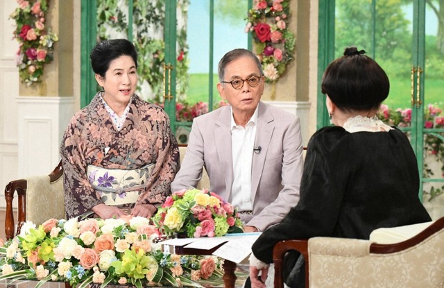 芸能界きってのおしどり夫婦で知られる柴俊夫さん（中）、真野響子さん夫妻