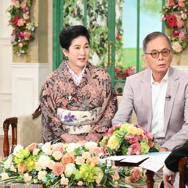 芸能界きってのおしどり夫婦で知られる柴俊夫さん（中）、真野響子さん夫妻