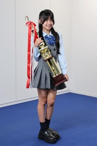 中一ミスコングランプリのトロフィーを手にするのの花さん