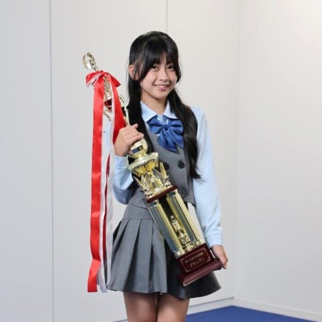 中一ミスコングランプリのトロフィーを手にするのの花さん
