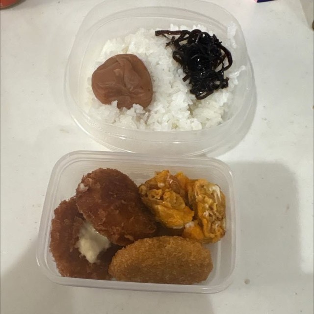 娘のリクエストで完成した“全部茶色”のお弁当／とかとんとんさん（@121canim121）提供