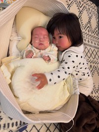 すやすやと眠る次女に、そっと寄り添う長女／sayakaさん（@syk.71）提供