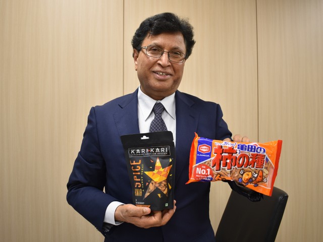インドで売れる柿の種、その名も「カリカリ」 亀田製菓・インド人副