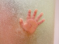 お風呂の扉に手をくっつける息子さんむに@2yさん（@munimuni_baby）