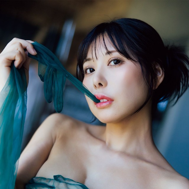 「篠原冴美ファースト写真集 五月雨」／撮影：横山マサト　発行：玄光社