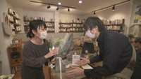 高松市で行われたサイン会を訪れた榎本俊二さん（右）2025年4月