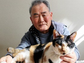 「津波を泳いで助かった」飼い猫、いまや仮設の人気者　岩手