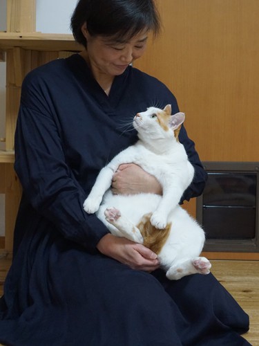 ぐーぐーを抱く由美さん。お隣に「生き物が苦手といって失礼しました、今は大好きです」と伝えたという。