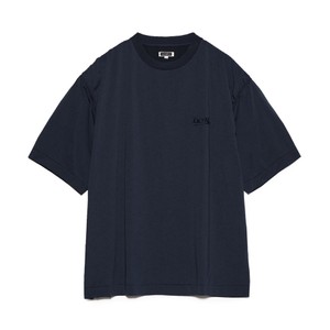 美しいドレープが着こなしにニュアンスを添える、ナナミカのTシャツ。