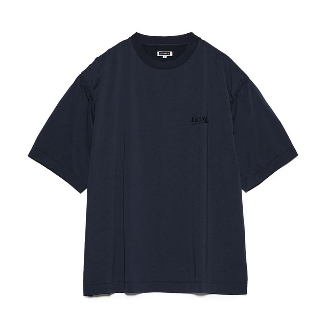 美しいドレープが着こなしにニュアンスを添える、<br>ナナミカのTシャツ。