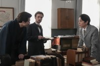 熊本第五中学校が閉鎖するのではないかとの噂が流れ、動揺するヘブン（トミー・バストウ）と同僚のロバート（ジョー・トレメイン）、作山（橋本淳） 　(C)NHK
