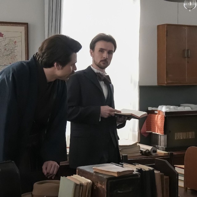 熊本第五中学校が閉鎖するのではないかとの噂が流れ、動揺するヘブン（トミー・バストウ）と同僚のロバート（ジョー・トレメイン）、作山（橋本淳） 　(C)NHK
